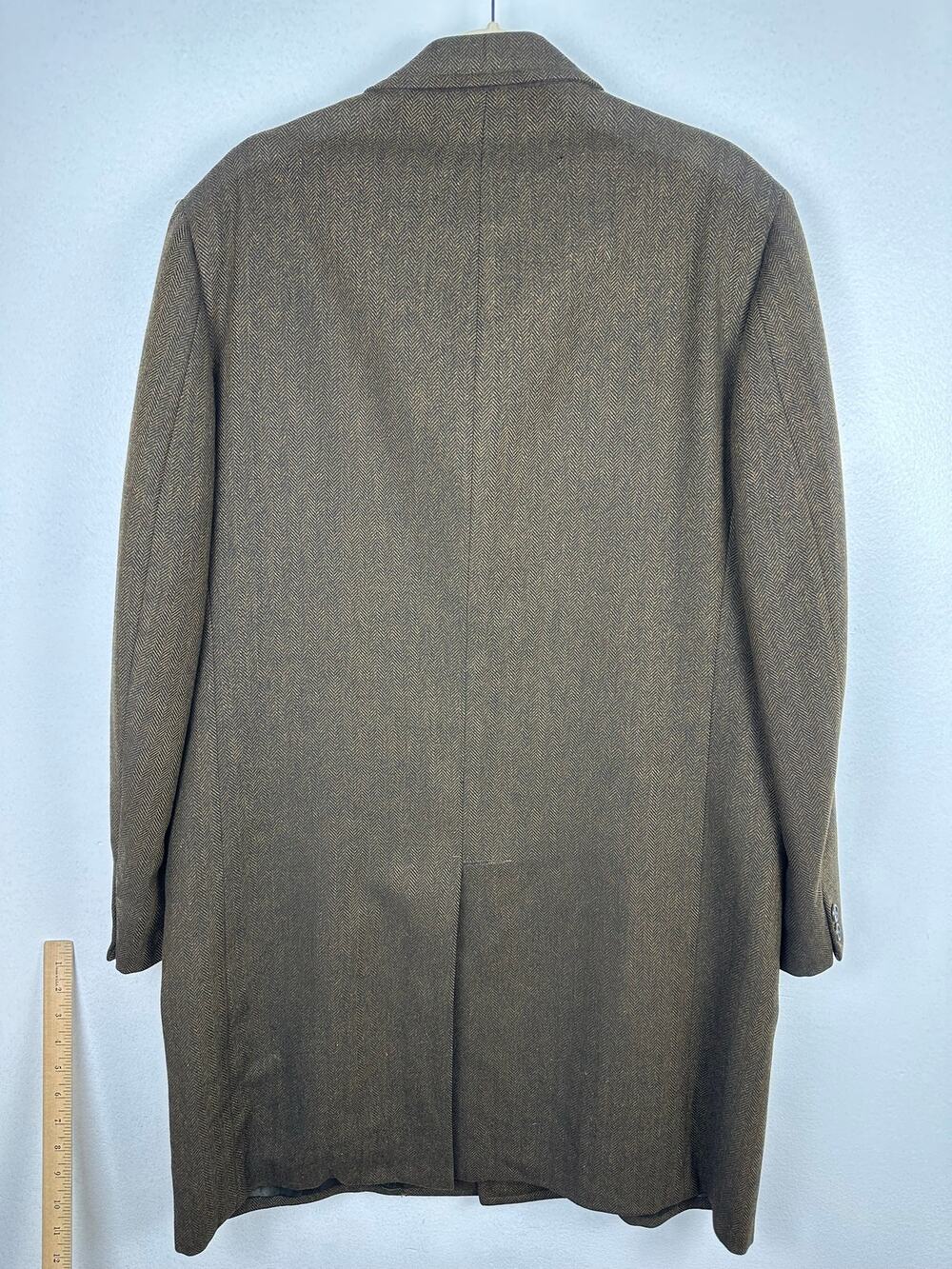 Hart, Schaffner and Marx Men's !00% Wool overcoat Herringbone small/medium VTG